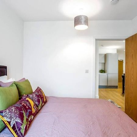 Appartamento Stunning 2 Bed/2 Bath In Town Centre & Parking! Bracknell Esterno foto