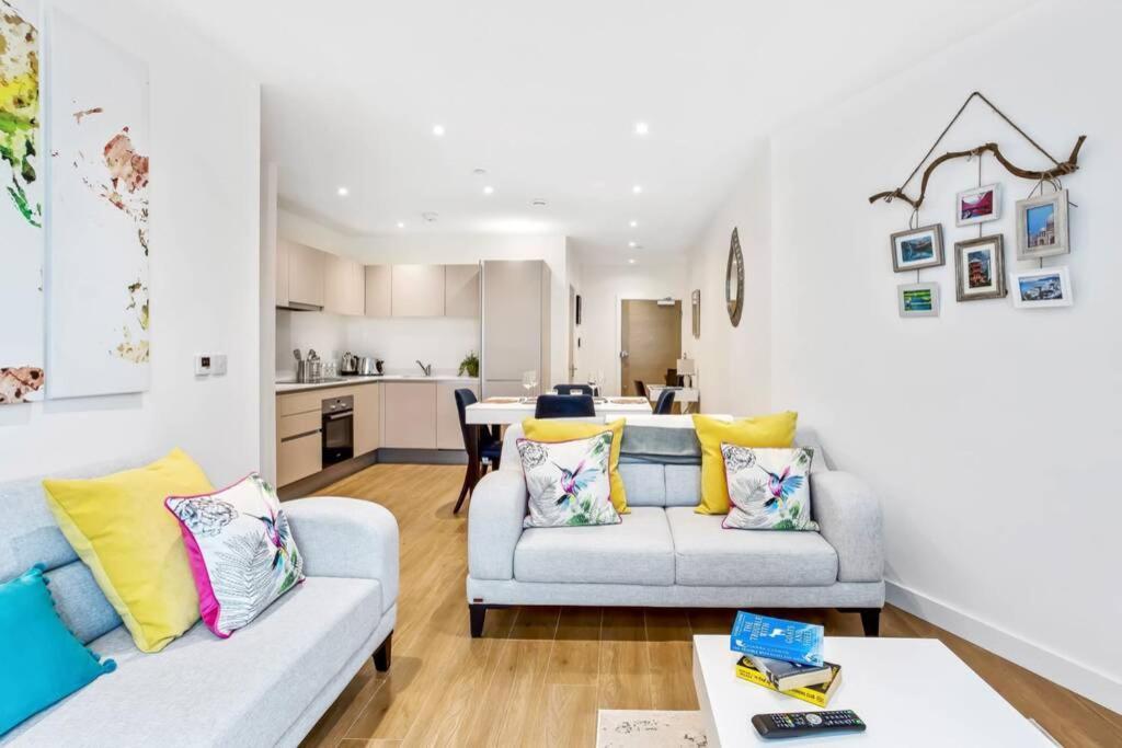 Appartamento Stunning 2 Bed/2 Bath In Town Centre & Parking! Bracknell Esterno foto