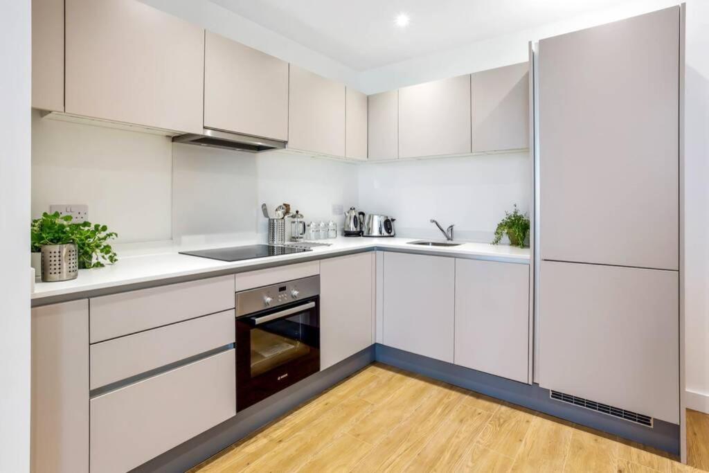 Appartamento Stunning 2 Bed/2 Bath In Town Centre & Parking! Bracknell Esterno foto