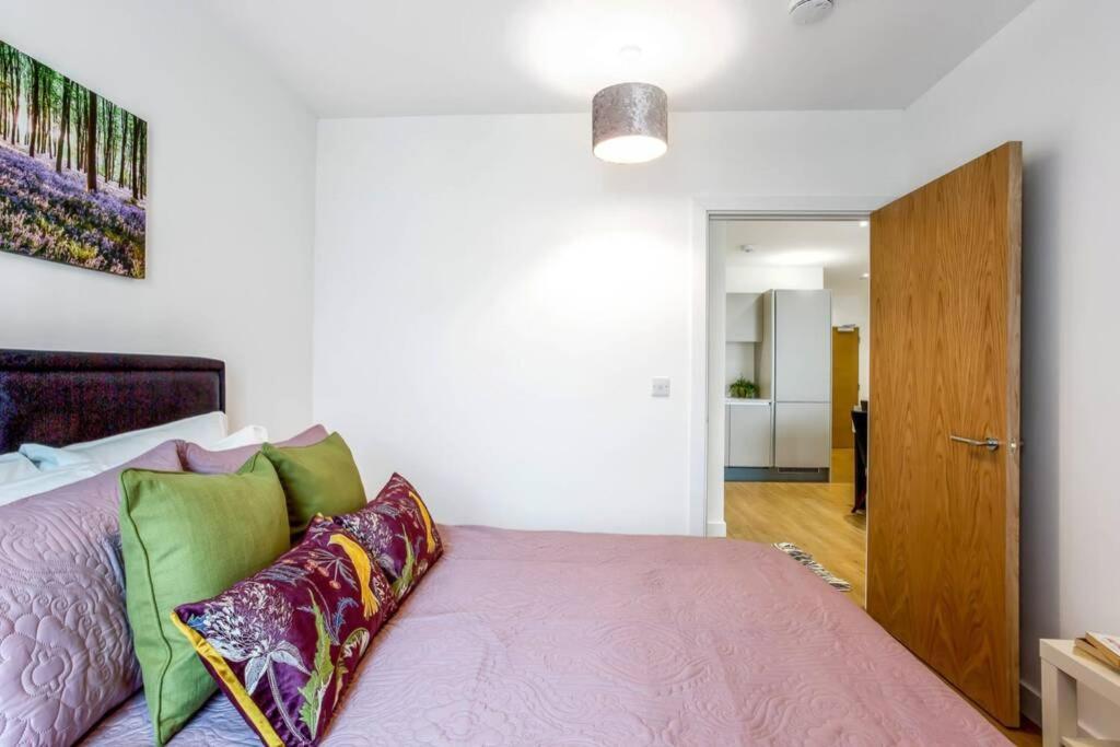 Appartamento Stunning 2 Bed/2 Bath In Town Centre & Parking! Bracknell Esterno foto