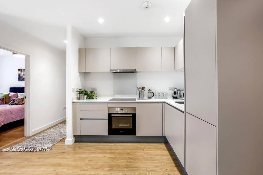 Appartamento Stunning 2 Bed/2 Bath In Town Centre & Parking! Bracknell Esterno foto