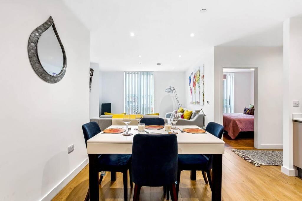 Appartamento Stunning 2 Bed/2 Bath In Town Centre & Parking! Bracknell Esterno foto