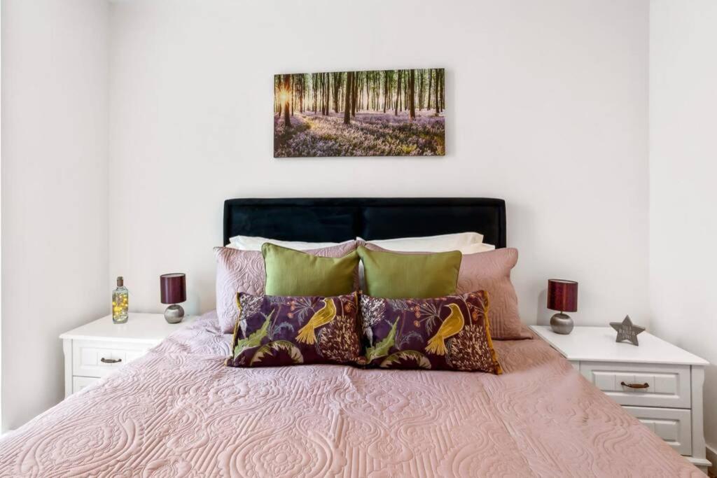 Appartamento Stunning 2 Bed/2 Bath In Town Centre & Parking! Bracknell Esterno foto