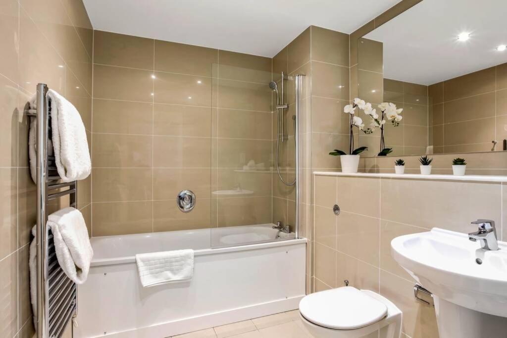 Appartamento Stunning 2 Bed/2 Bath In Town Centre & Parking! Bracknell Esterno foto