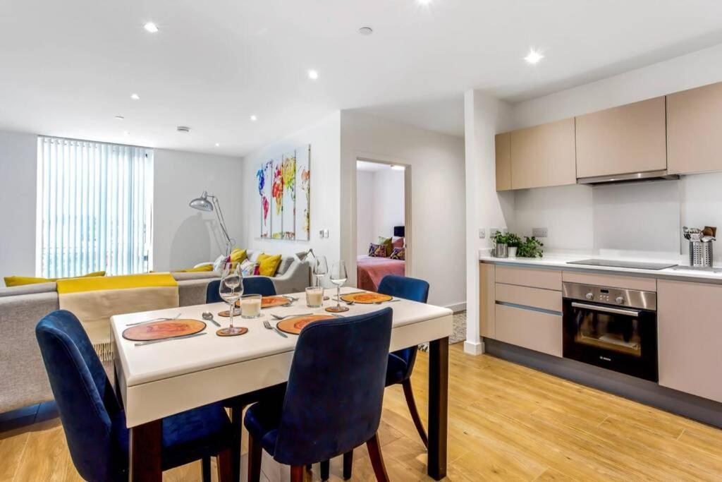 Appartamento Stunning 2 Bed/2 Bath In Town Centre & Parking! Bracknell Esterno foto