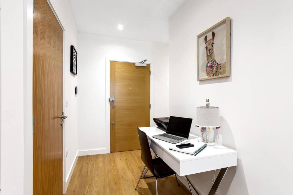 Appartamento Stunning 2 Bed/2 Bath In Town Centre & Parking! Bracknell Esterno foto