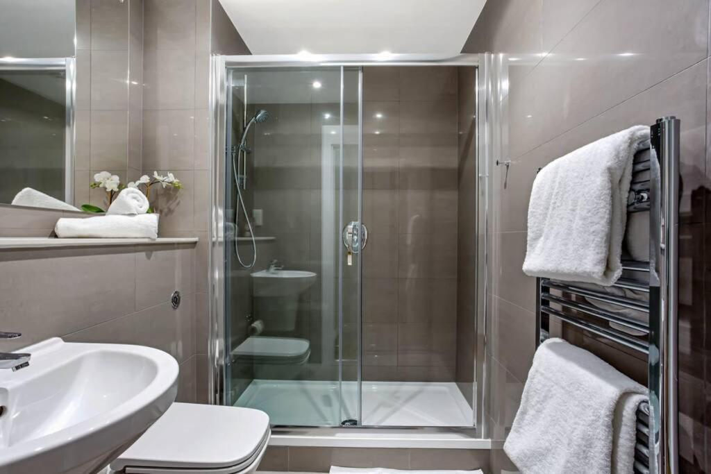 Appartamento Stunning 2 Bed/2 Bath In Town Centre & Parking! Bracknell Esterno foto